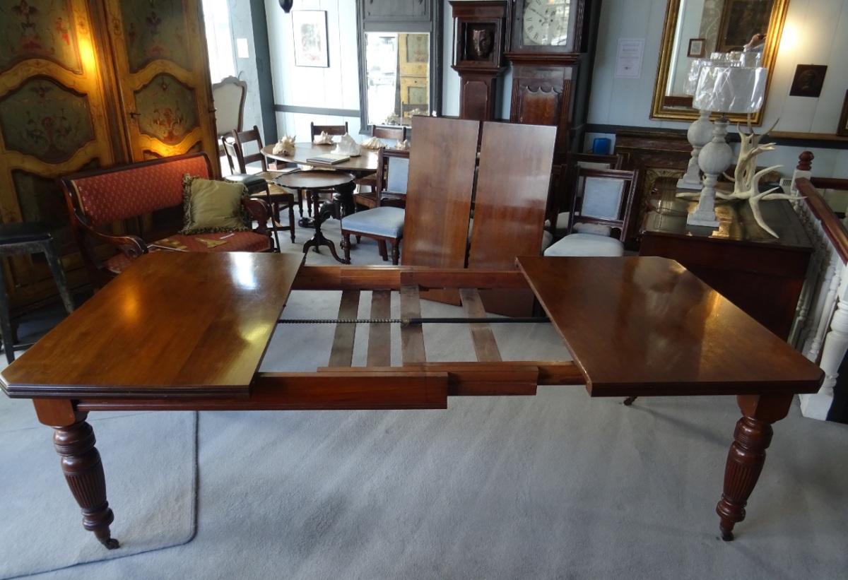 A Large Victorian Extending Wind out Walnut Dining Table (5).JPG